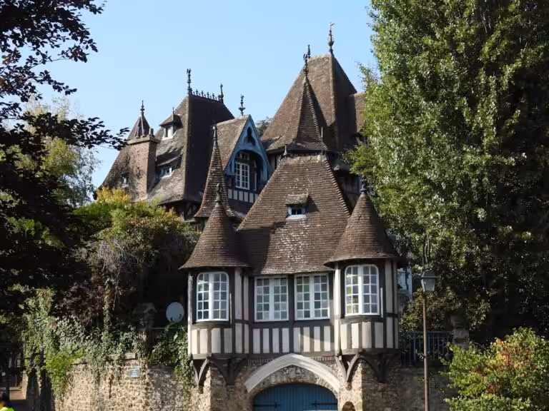 Après 15 ans à contempler cette maison de pêcheur en Normandie, sa transformation étonnante dévoilée…
