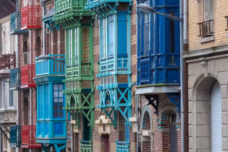 Une maison unique dans le Finistère : une rénovation complète avec des matériaux et meubles originaux