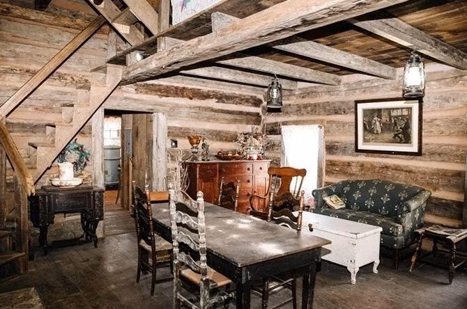 « Ce lieu abritait autrefois une porcherie » : un couple acquiert par hasard le manoir familial et entreprend sa restauration…